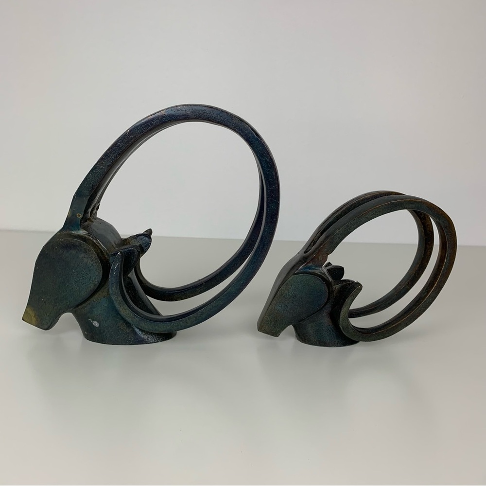 Pair Metal Antilope Ram Head Sculpture Horns Black Vtg Different Size Decor - Picture 4 of 16
